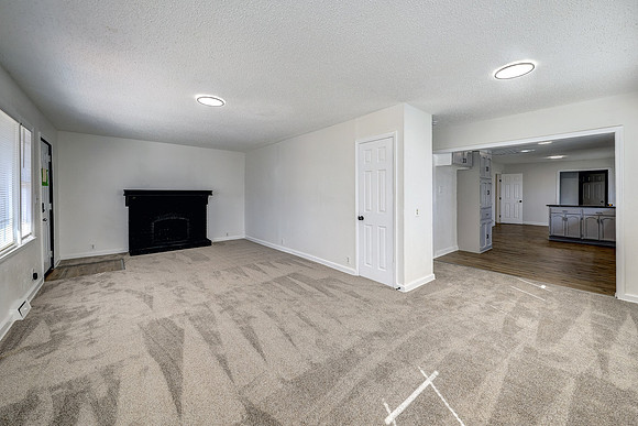718 E Gudgell St 005