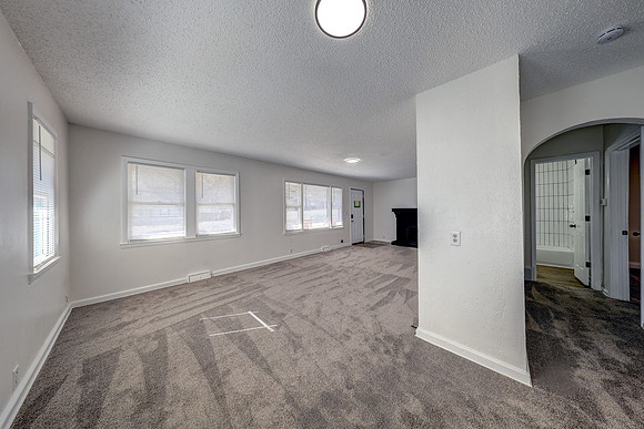718 E Gudgell St 006