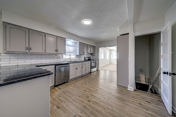 718 E Gudgell St 011