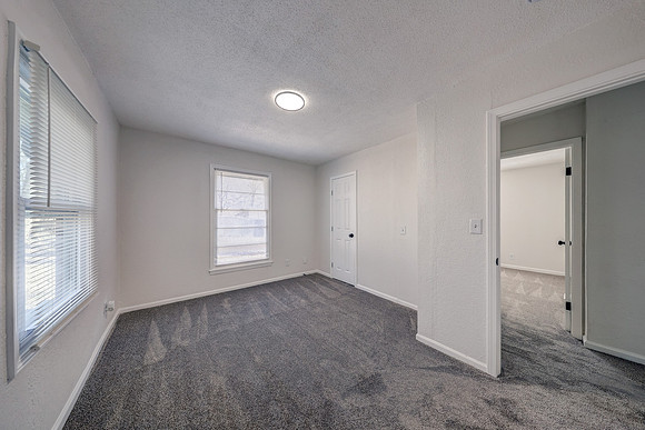 718 E Gudgell St 018
