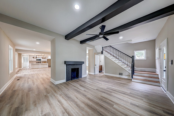 10015 Johnson Dr 010