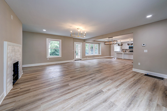 10015 Johnson Dr 012
