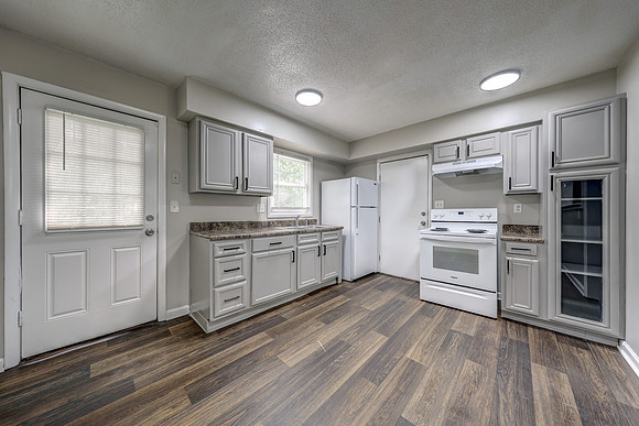 11303 Donnelly Ave 006