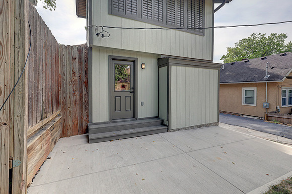 4812 Mercier St 005