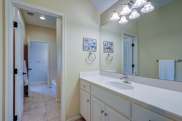 16105 Barton St 025