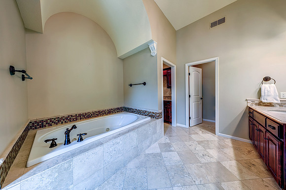 16105 Barton St 031