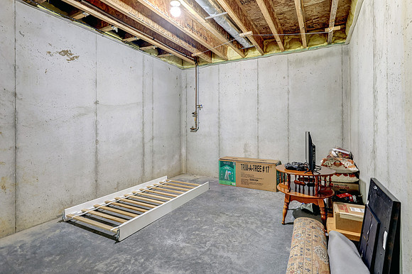 16105 Barton St 040