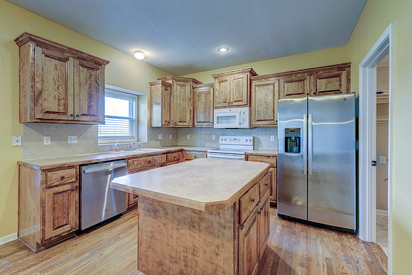 866 N Maple St 005