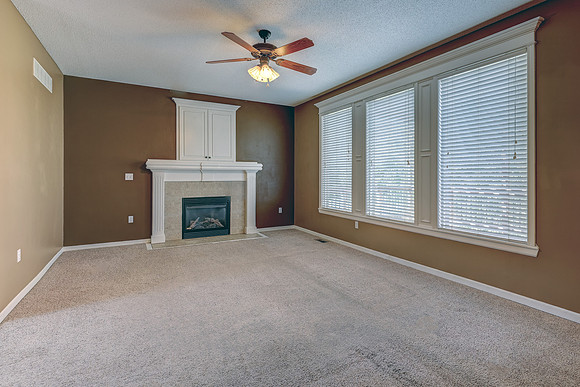 866 N Maple St 009