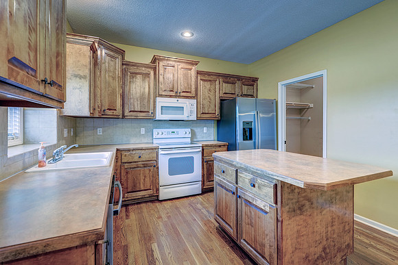 866 N Maple St 006
