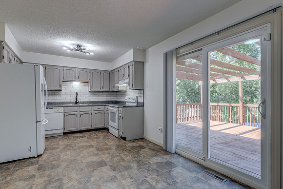 407 SE Moreland School Rd 016