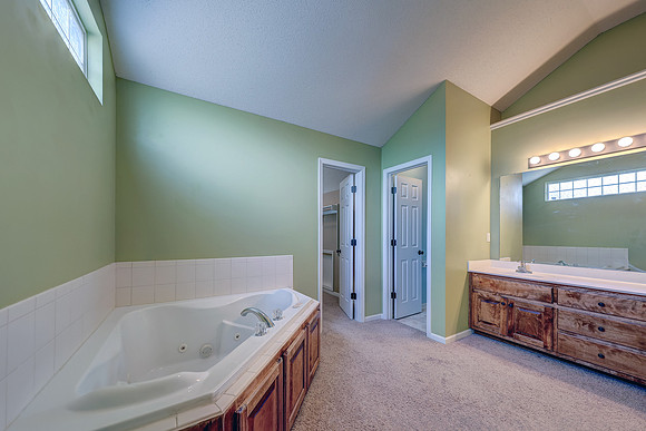 866 N Maple St 023